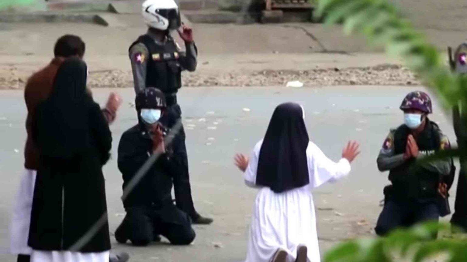 M'inginocchio al mondo per la mia gente di Myanmar