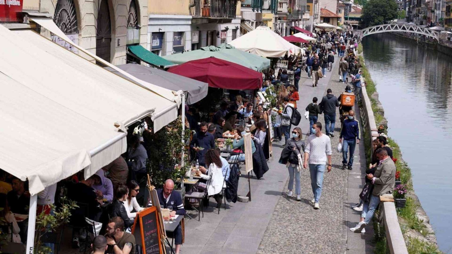 Coprifuoco alle 23, dal 24 le palestre, dal 1° tavoli al chiuso