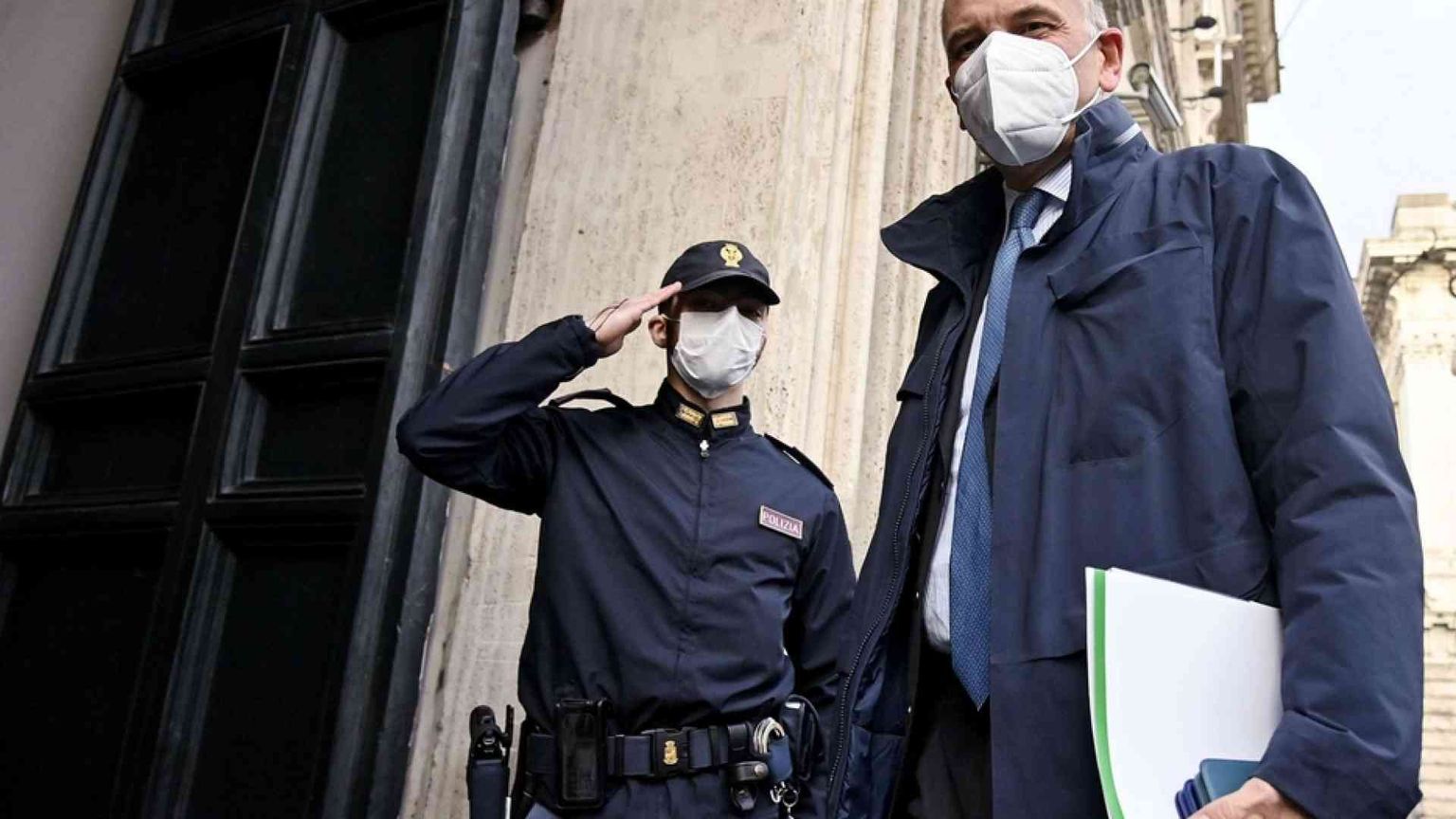 Letta riscopre la tassa di successione «per aiutare i giovani». Stop di Draghi