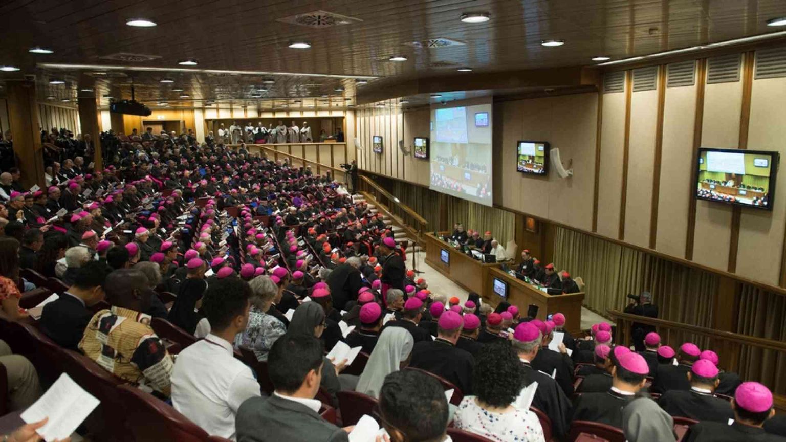 Il Papa riforma il Sinodo dei vescovi: partirà dal basso, dalle diocesi