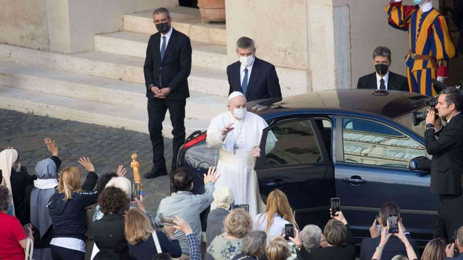 Il Papa: «La preghiera non è una bacchetta magica, è un dialogo»
