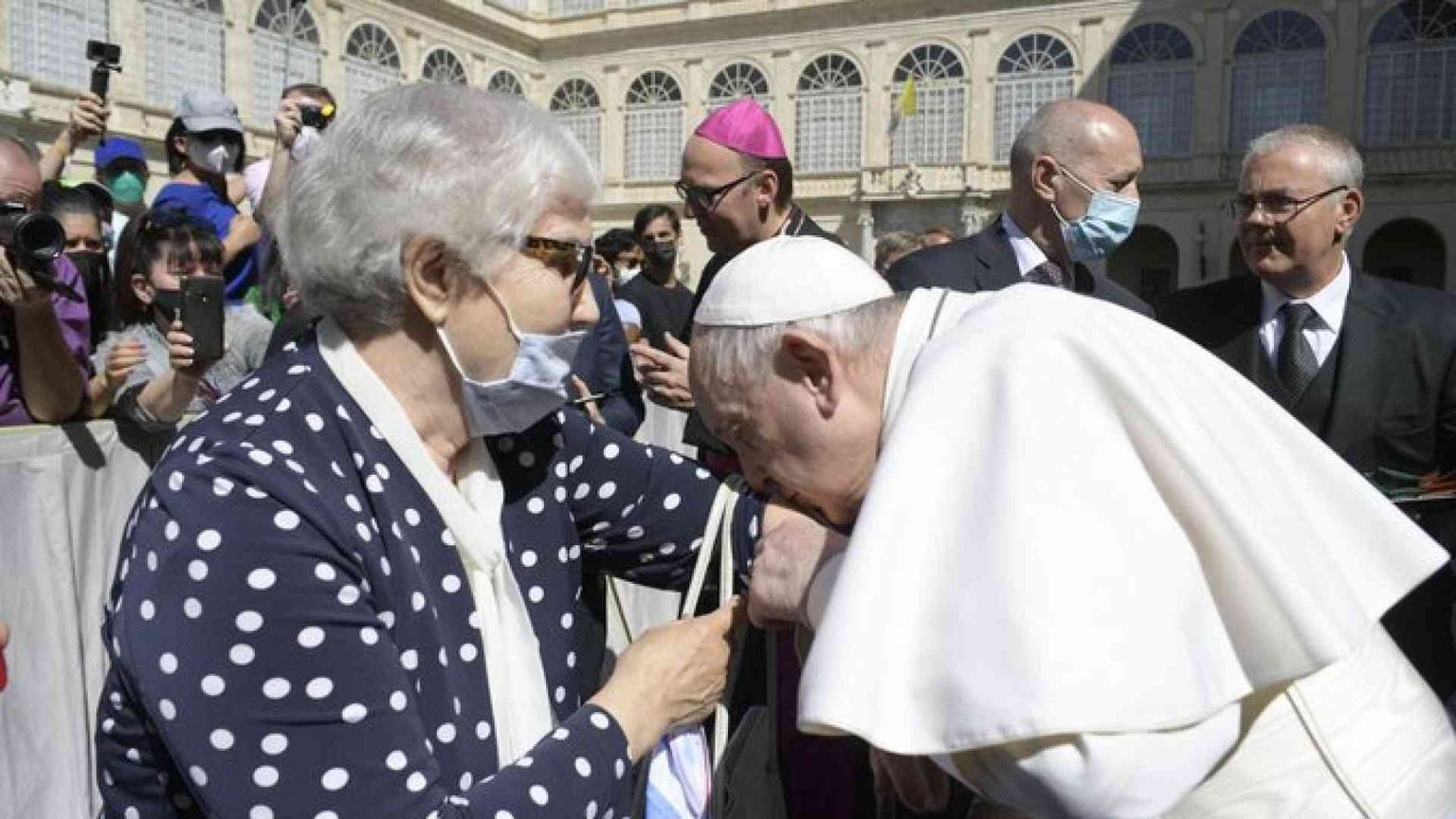 Il Papa bacia il "marchio" della deportata ad Auschwitz