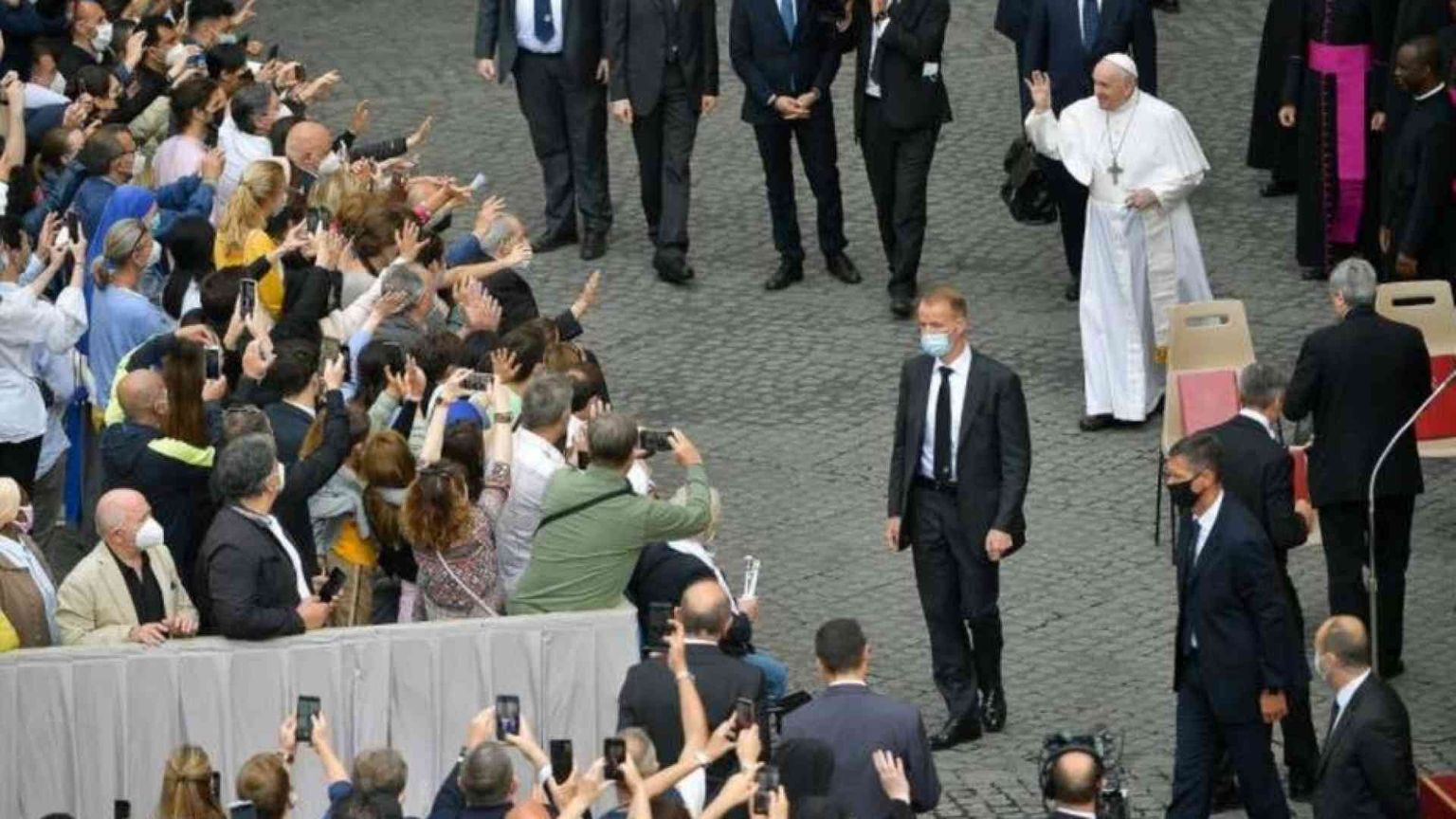 Il Papa: non è sana una preghiera che sia aliena dalla vita