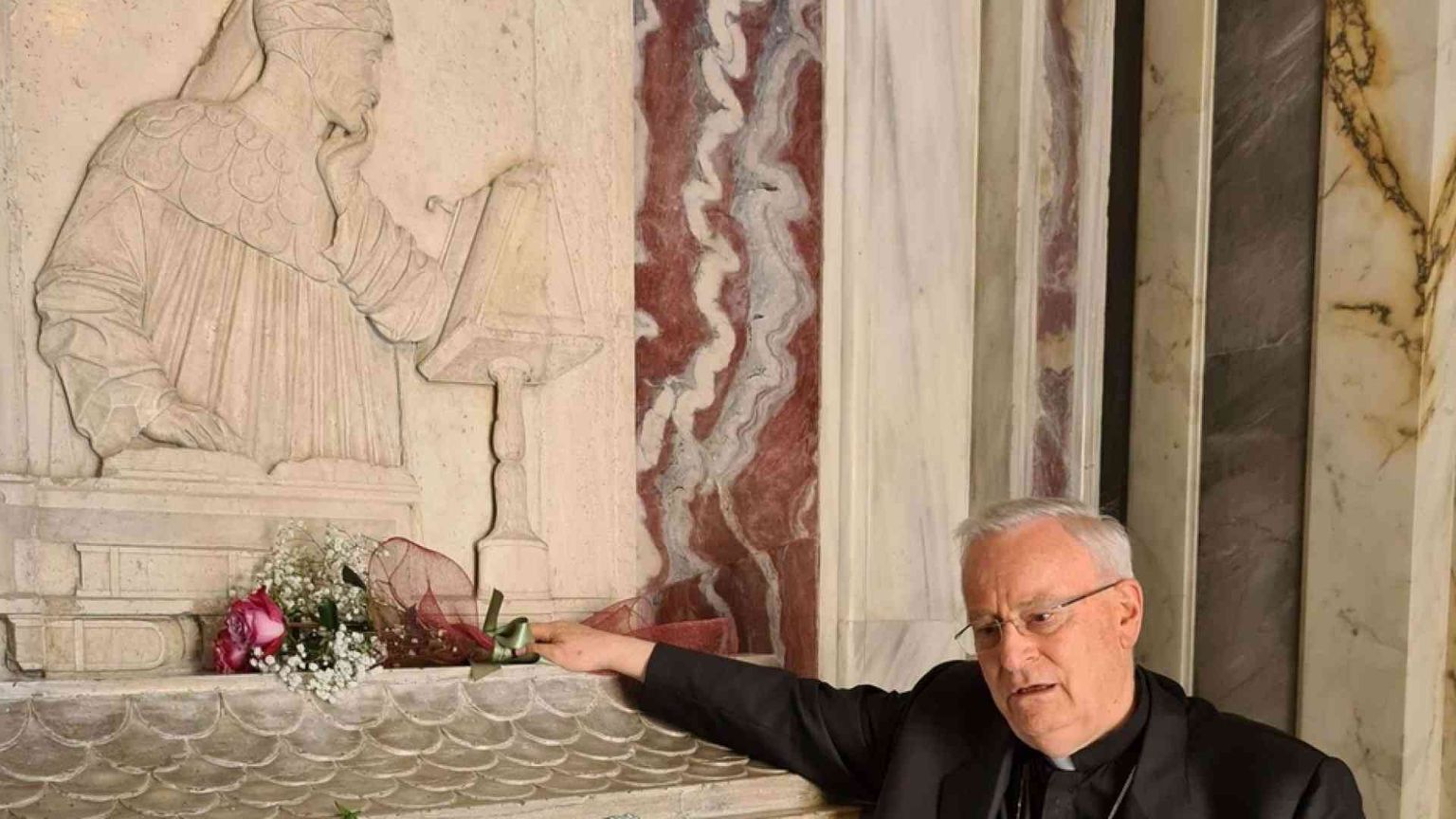 Il cardinale Bassetti prega sulla tomba di Dante Alighieri