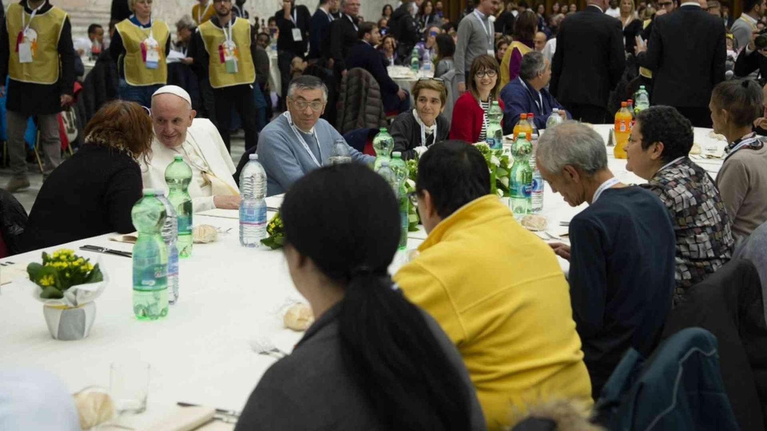 Il Papa: ignorare i poveri mette in crisi il concetto di democrazia
