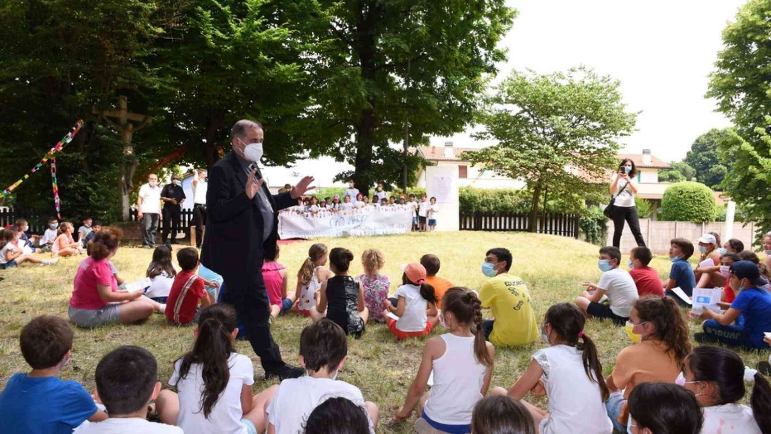 L'arcivescovo Delpini ai ragazzi dell'oratorio: «Siate audaci e coraggiosi»