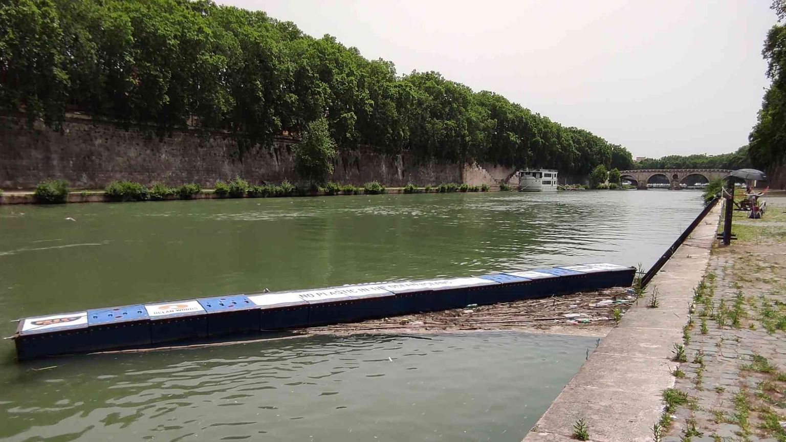 Roma, sul Tevere le barriere che salvano il mare dai rifiuti