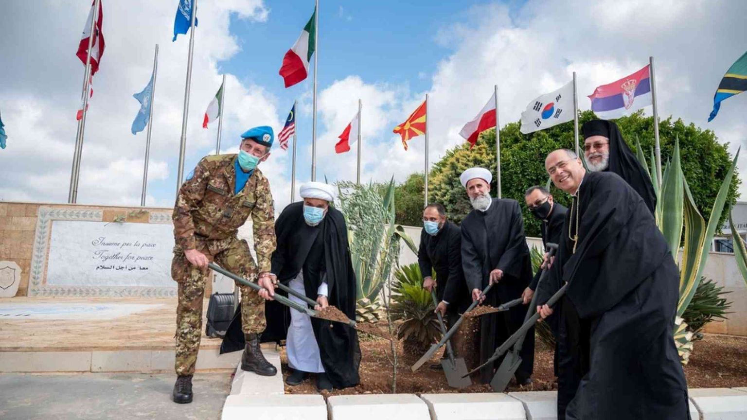 Leader religiosi in preghiera per la pace nella base dei caschi blu italiani