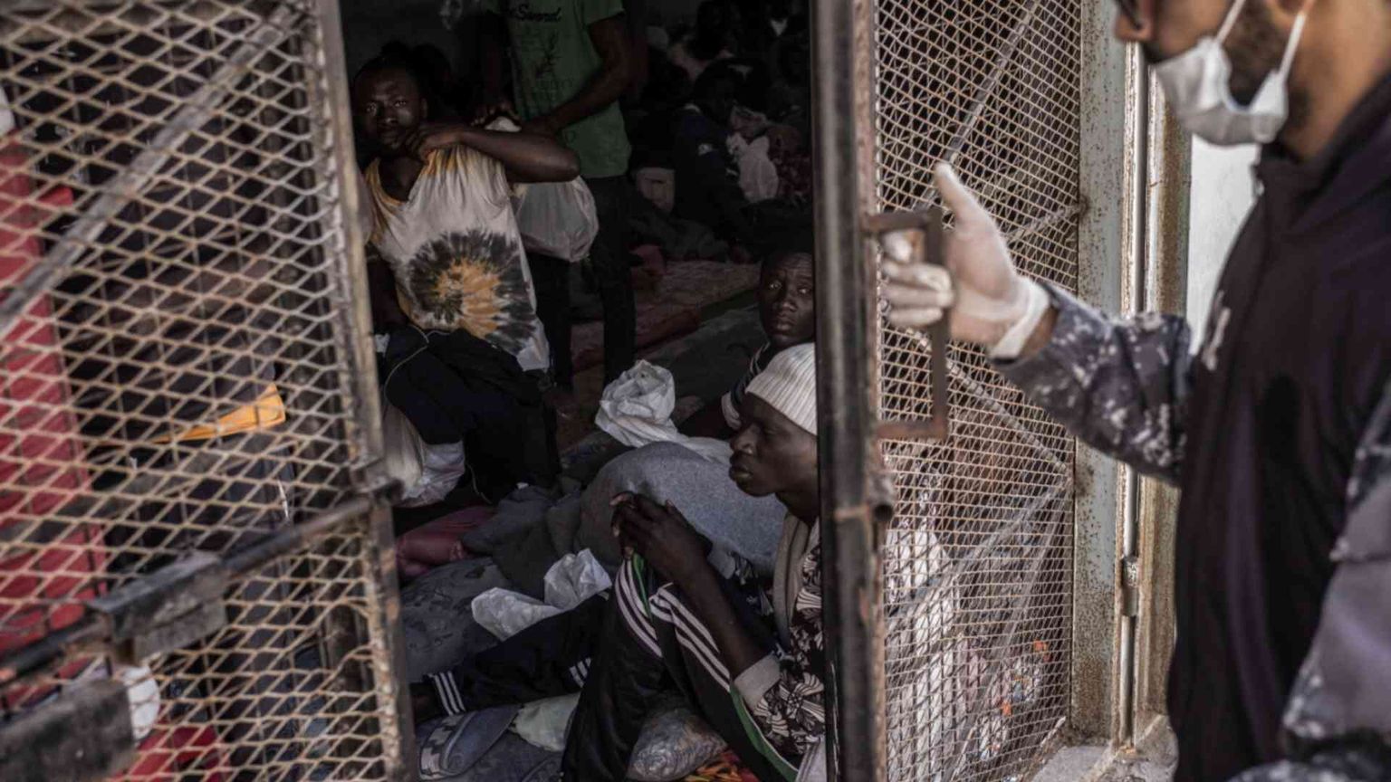 «Troppe violenze sui rifugiati», Msf sospende le attività nei lager di Tripoli