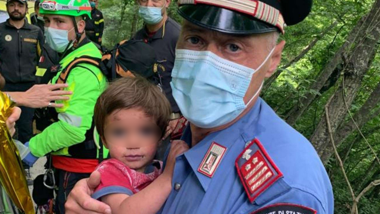 Trovato, e sta bene, il bimbo di 2 anni scomparso nei boschi
