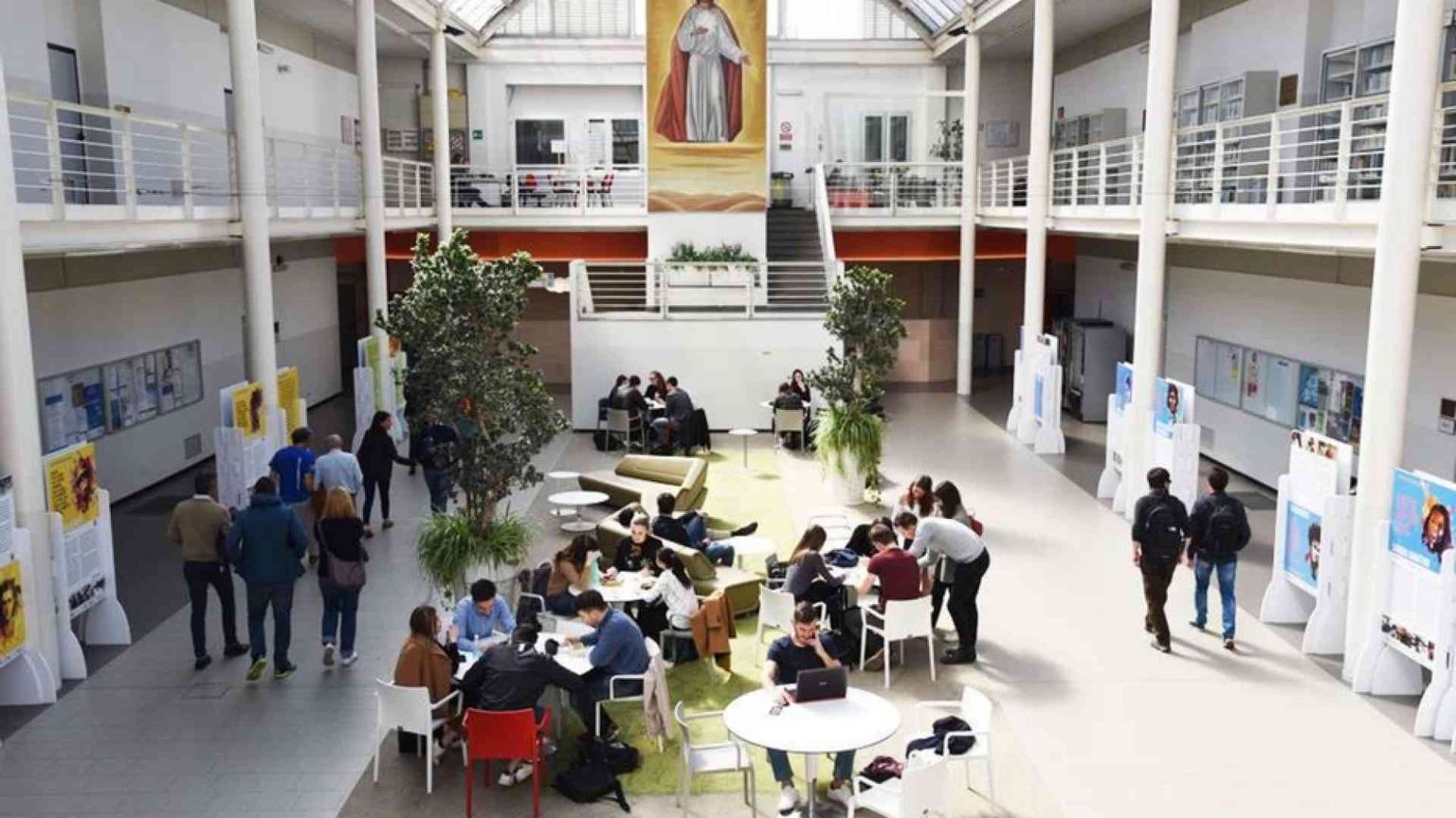 Università Cattolica, una piazza affacciata sul mondo