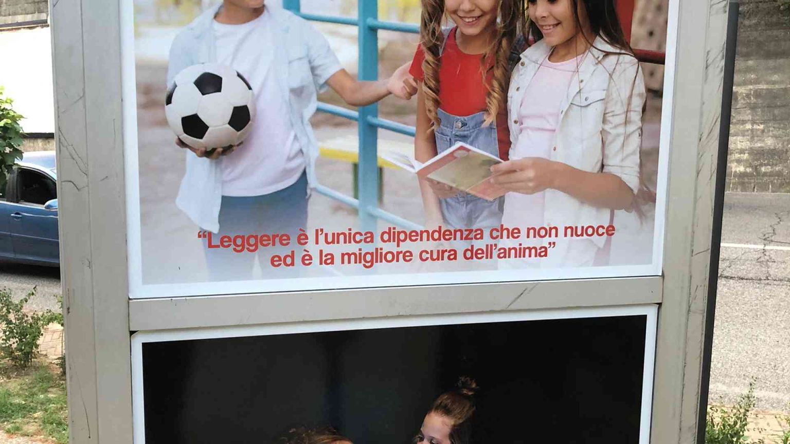 La vecchia cabina telefonica diventa biblioteca per i bimbi (e le mamme)