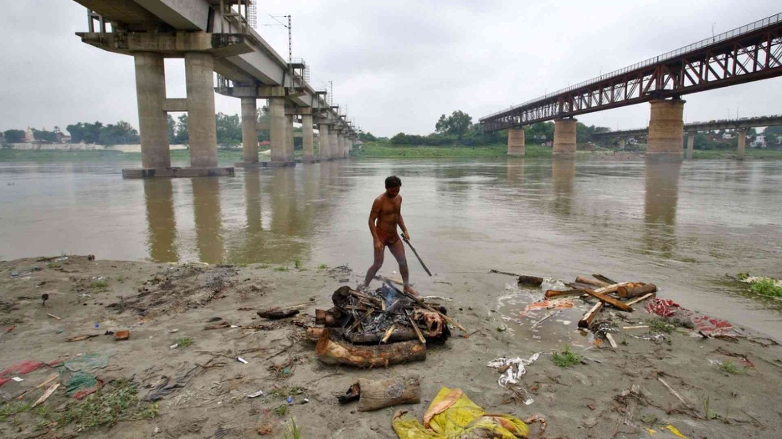 Il Gange restituisce i cadaveri dei più poveri, in gran parte morti per il Covid