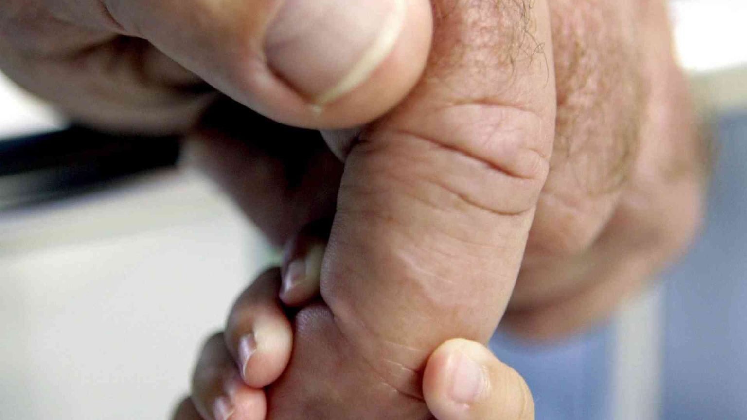 La Francia allunga il congedo di paternità. Macron: prendetelo