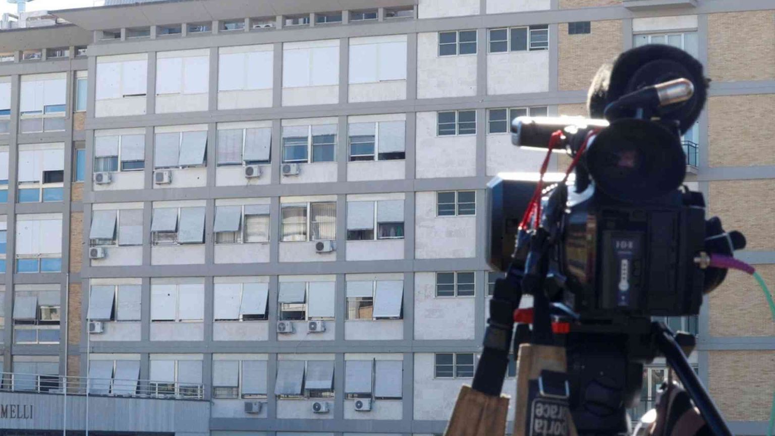 Papa Francesco già in piedi dopo l'intervento. «Il decorso è regolare»