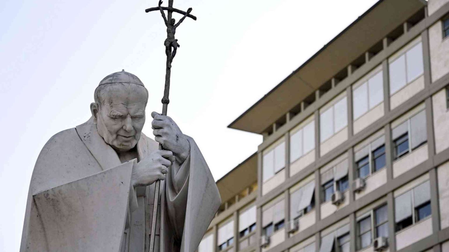 Il Papa migliora, si alimenta e ringrazia per preghiere e affetto