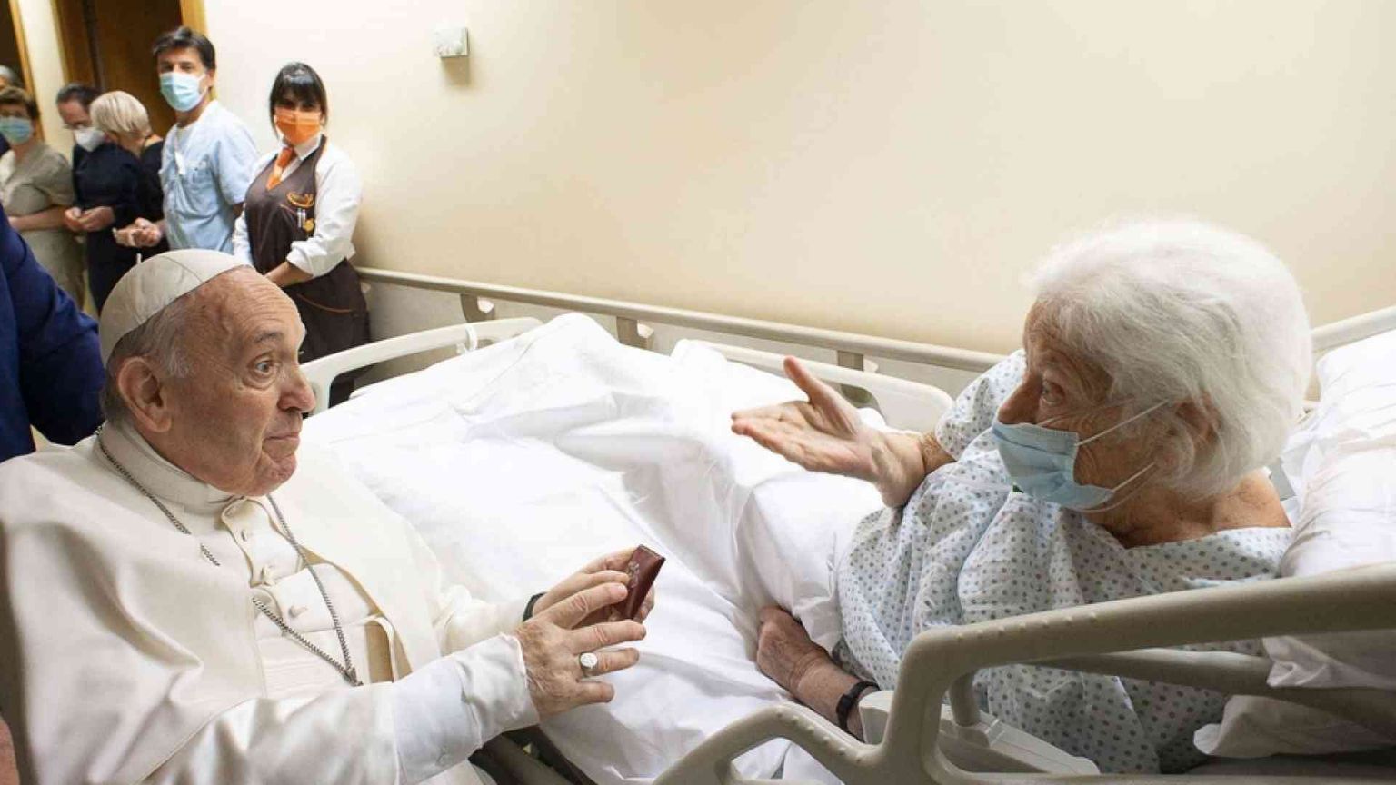 Resterà al Gemelli qualche giorno. Contento per le vittorie di Italia e Argentina