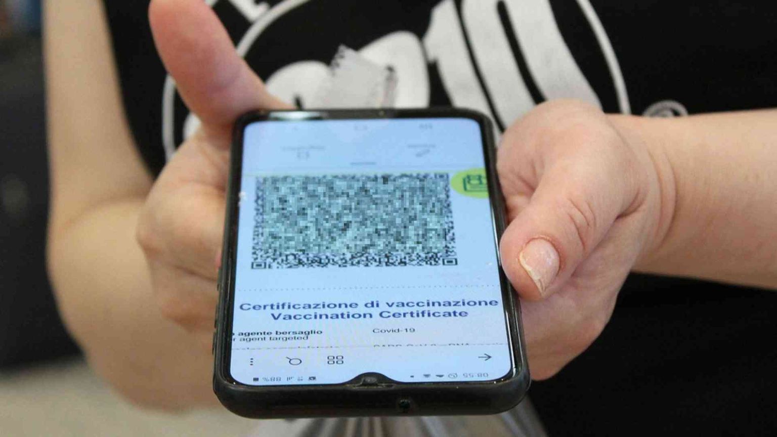 Il governo studia il nuovo green pass. «Ma seguiremo un modello italiano»