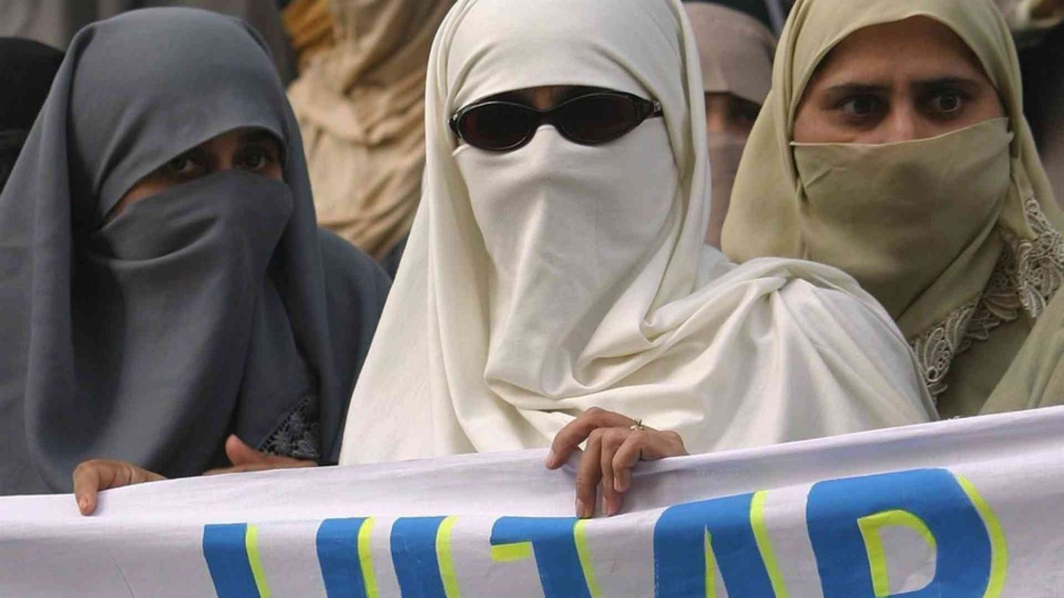 Giustificato, in alcuni casi, il divieto del velo islamico