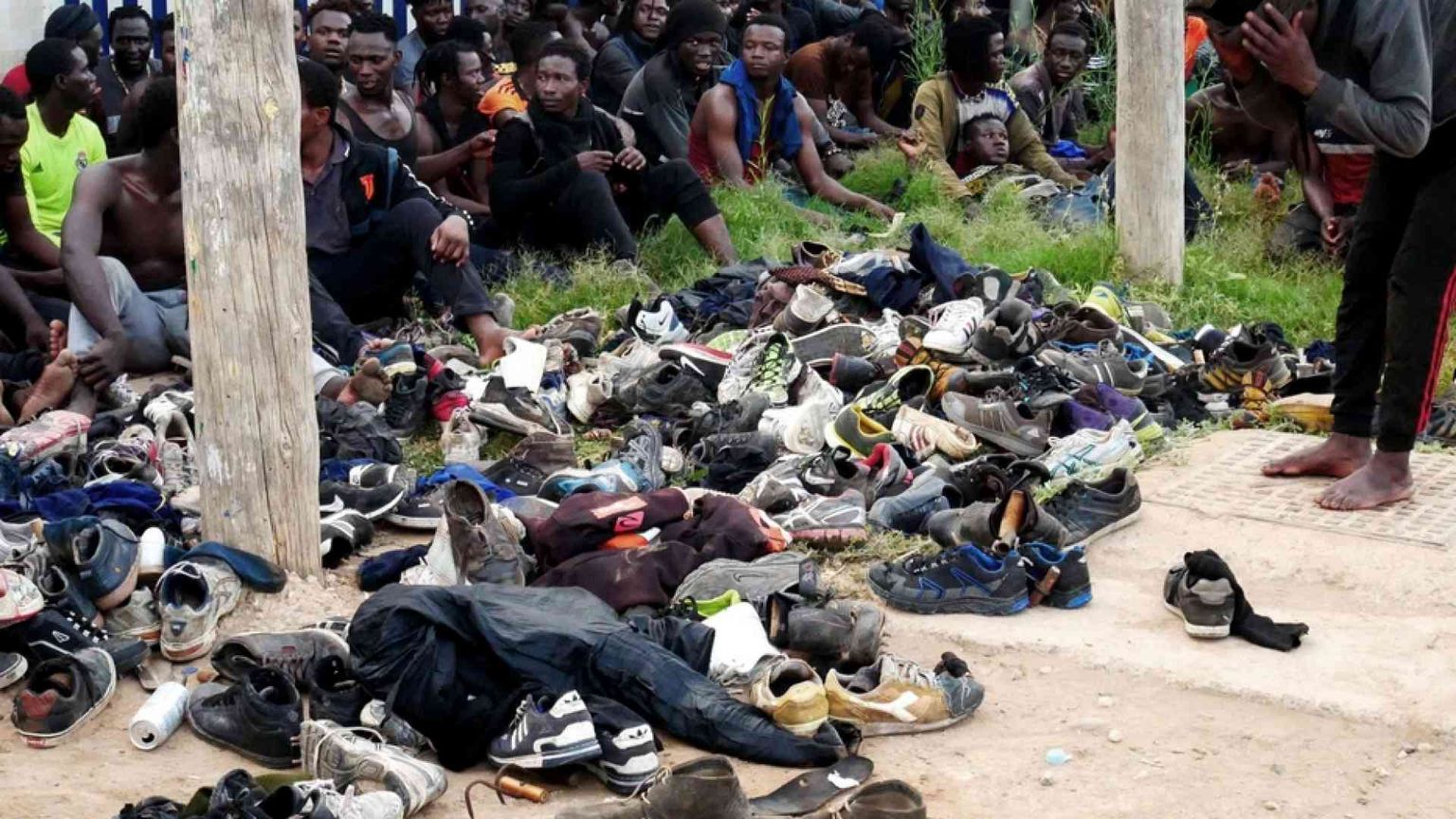 Oltre 200 persone migranti saltano la barriera a Melilla ed entrano in Spagna