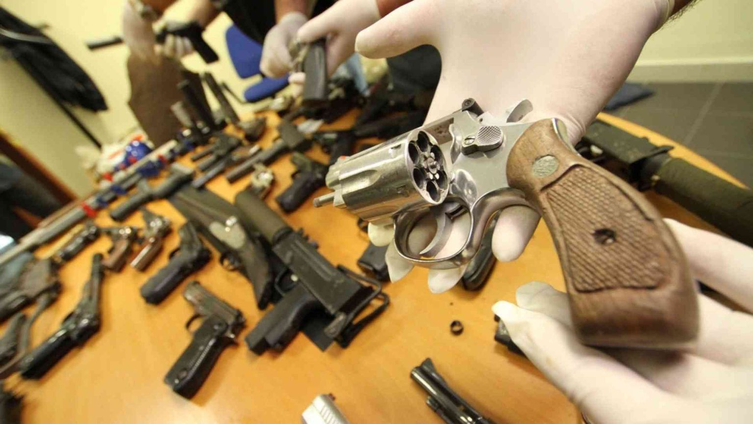 Giorgio Beretta (Opal): «Licenze facili e troppe armi in casa»