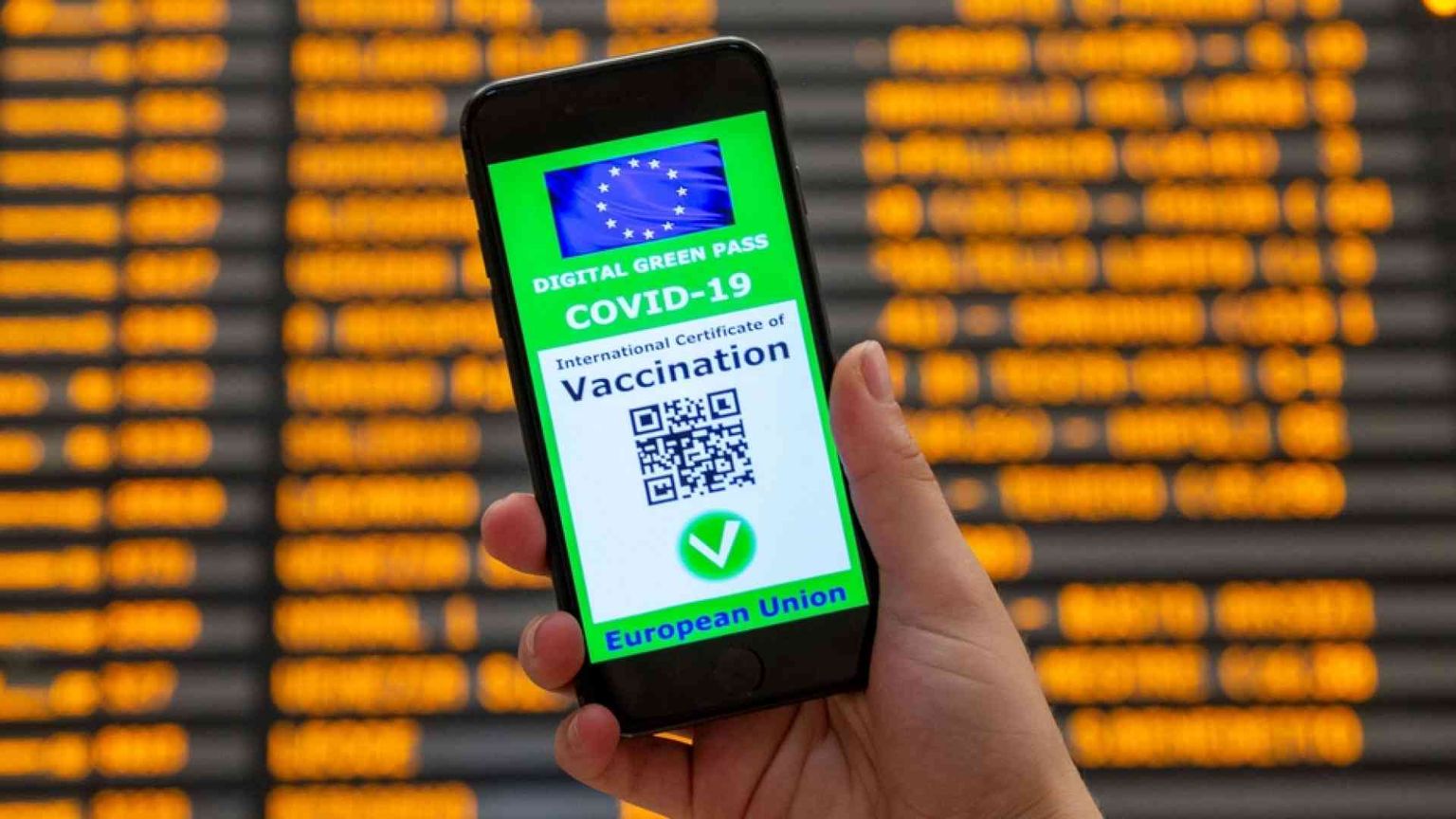 Proteste contro il green pass. Ma è boom di prenotazioni per il vaccino