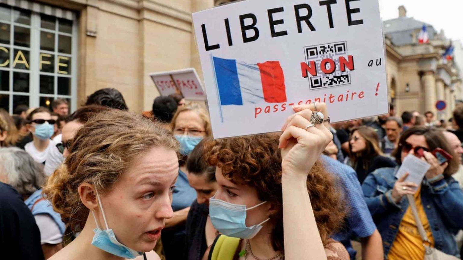 In migliaia scendono in piazza in Francia per protestare contro il Green Pass