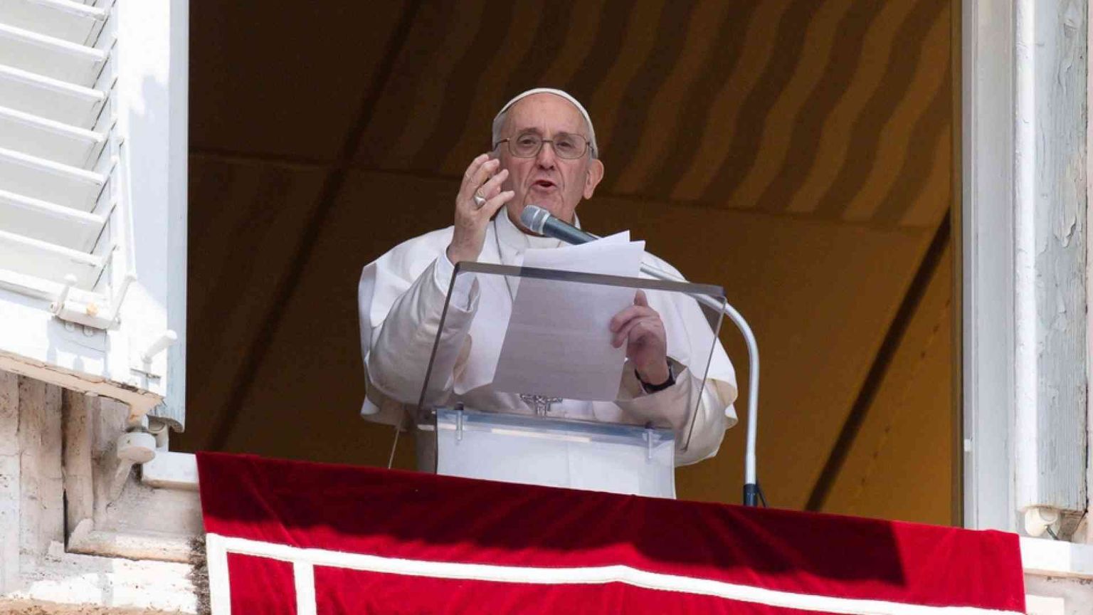 Il Papa: senza dialogo tra giovani e nonni la storia non va avanti