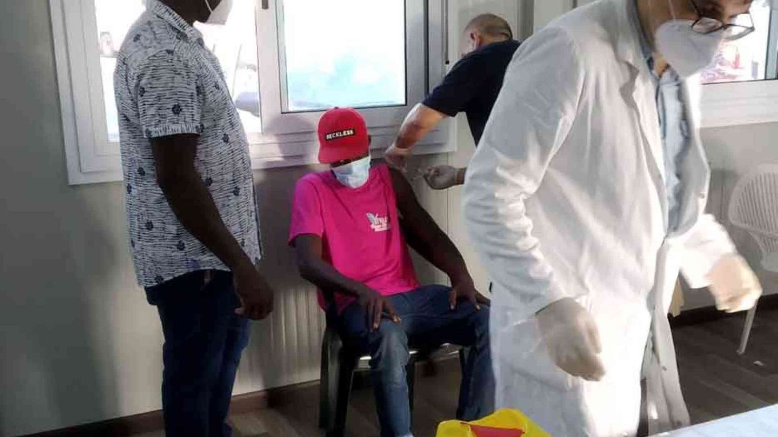 Un successo il vax day nella tendopoli di San Ferdinando, 172 adesioni su 208