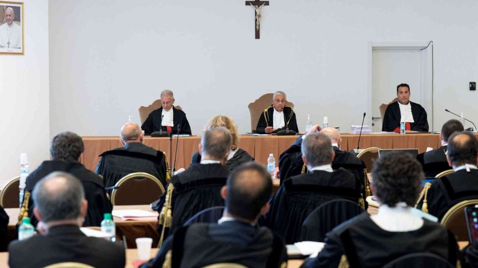 Fondi vaticani, prima udienza. Il cardinale Becciu: fiducia nei giudici