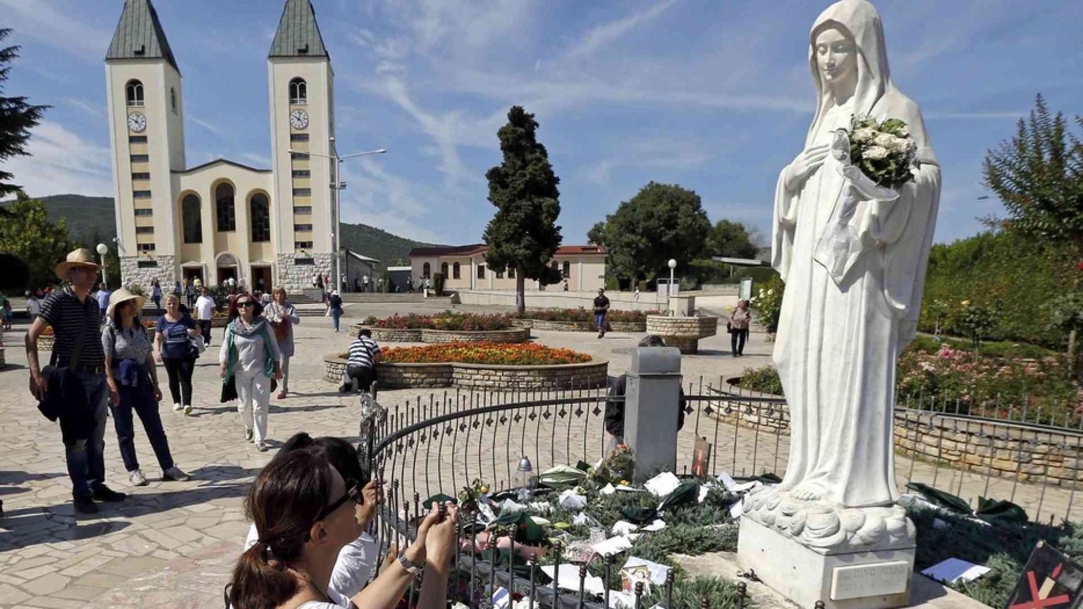 Papa Francesco ai giovani di Medjugorje: liberatevi dalle false ricchezze