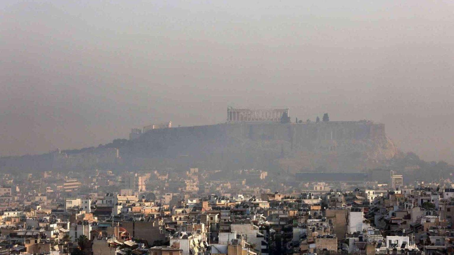 Incendio a nord di Atene: migliaia di sfollati, case distrutte. «State a casa»