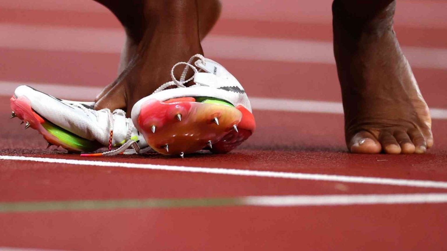 Pista magica e super scarpe: il doping tecnologico a tutta velocità