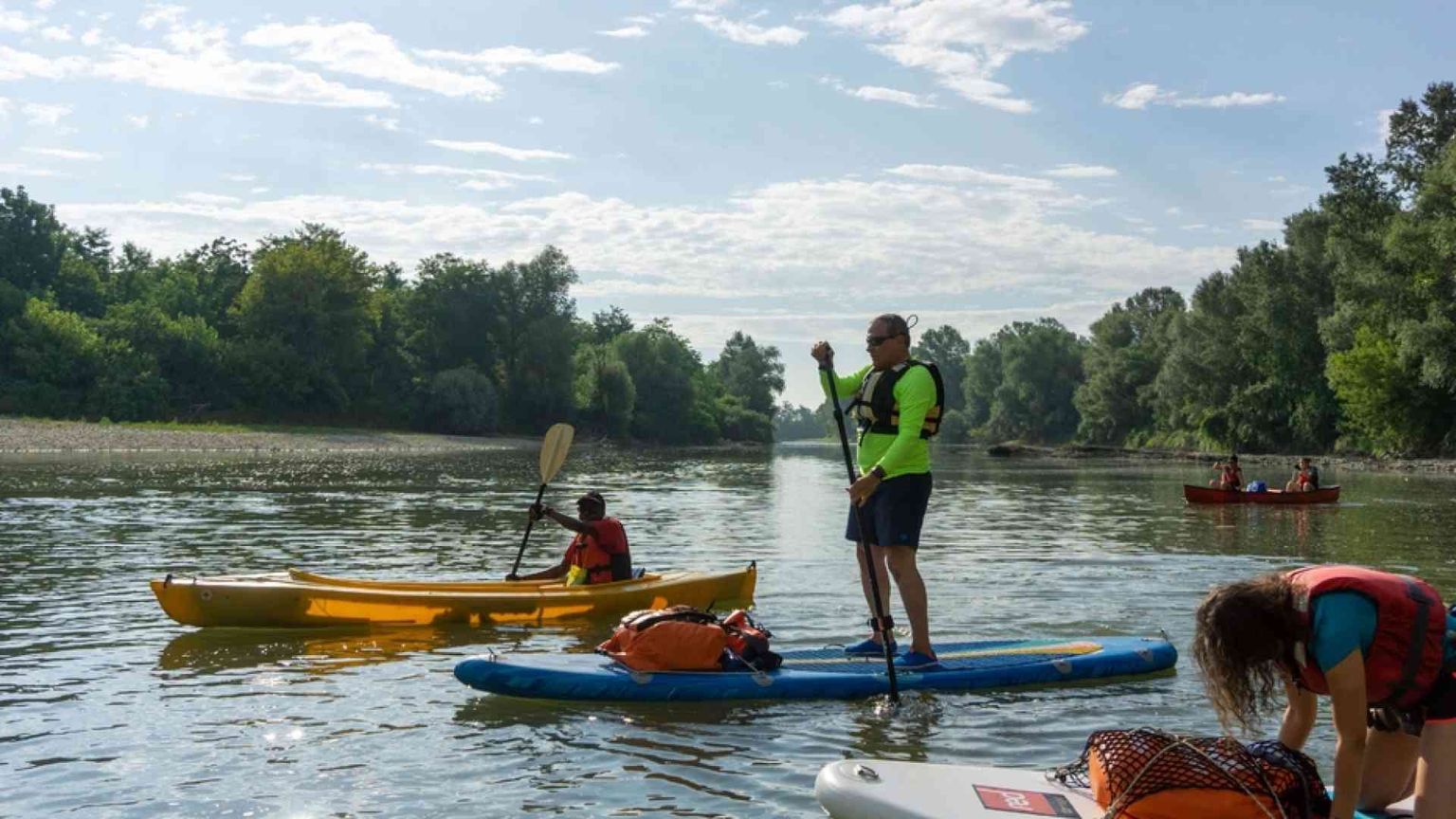 Il vescovo Gallese in "barca" sul Po con i suoi ragazzi