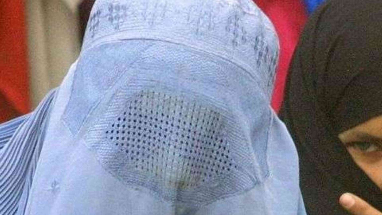 A Herat gli occhi belli delle alunne nascosti dal burqa