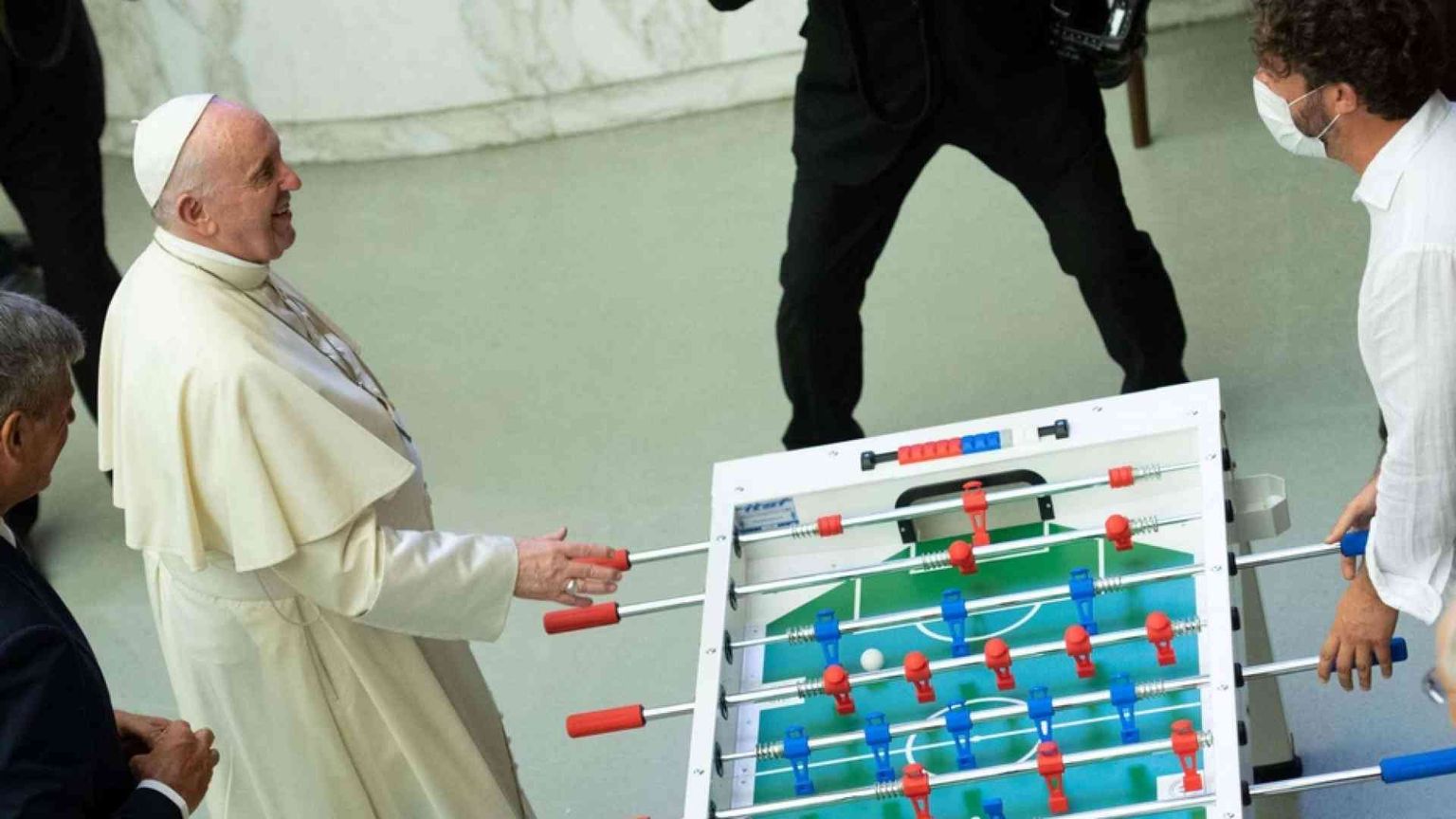 Il Papa gioca a biliardino con fedele al termine udienza generale