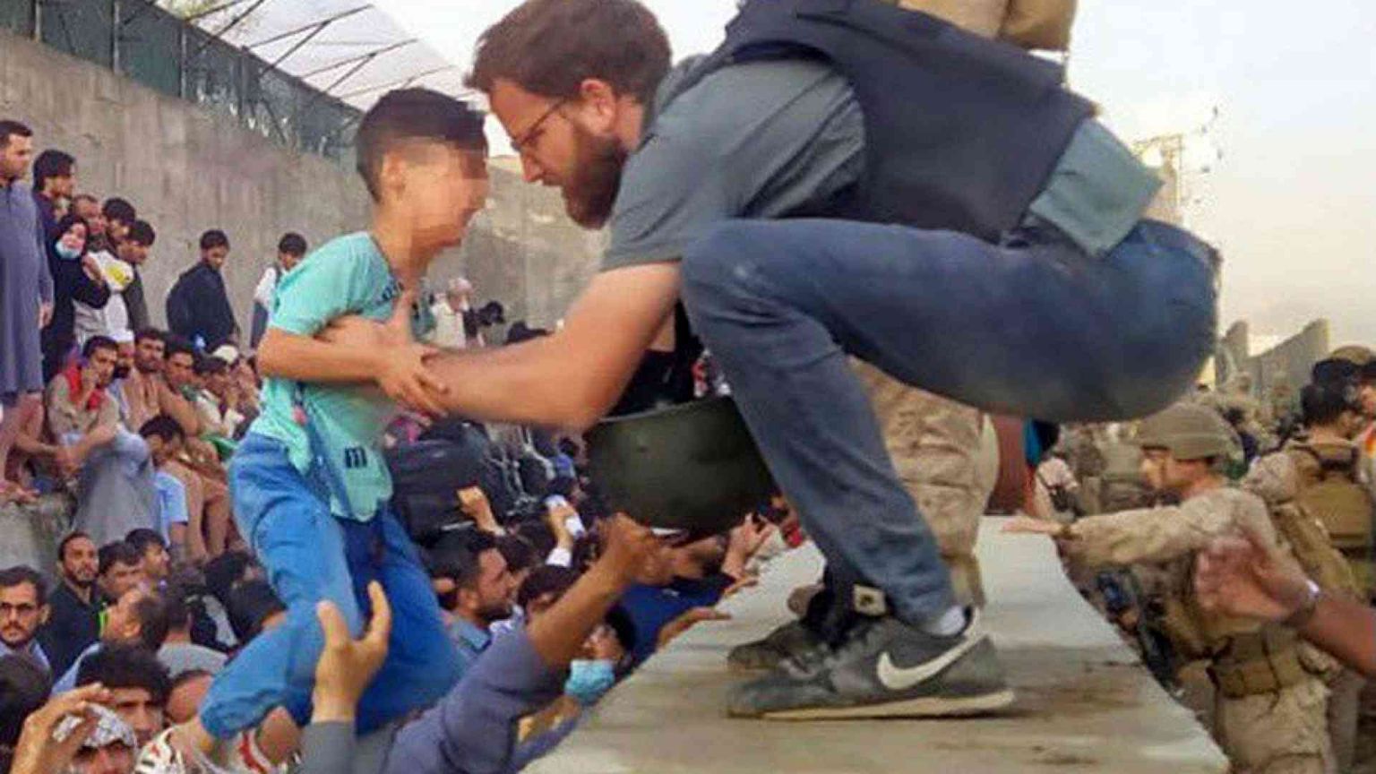 E il console italiano a Kabul porta in salvo un bambino