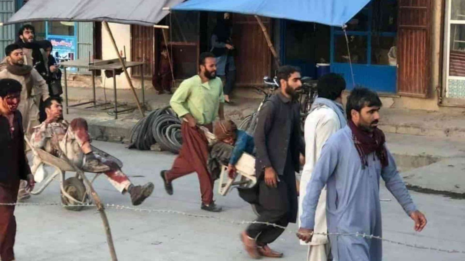 Kamikaze all'aeroporto di Kabul, 200 morti. Il Daesh rivendica