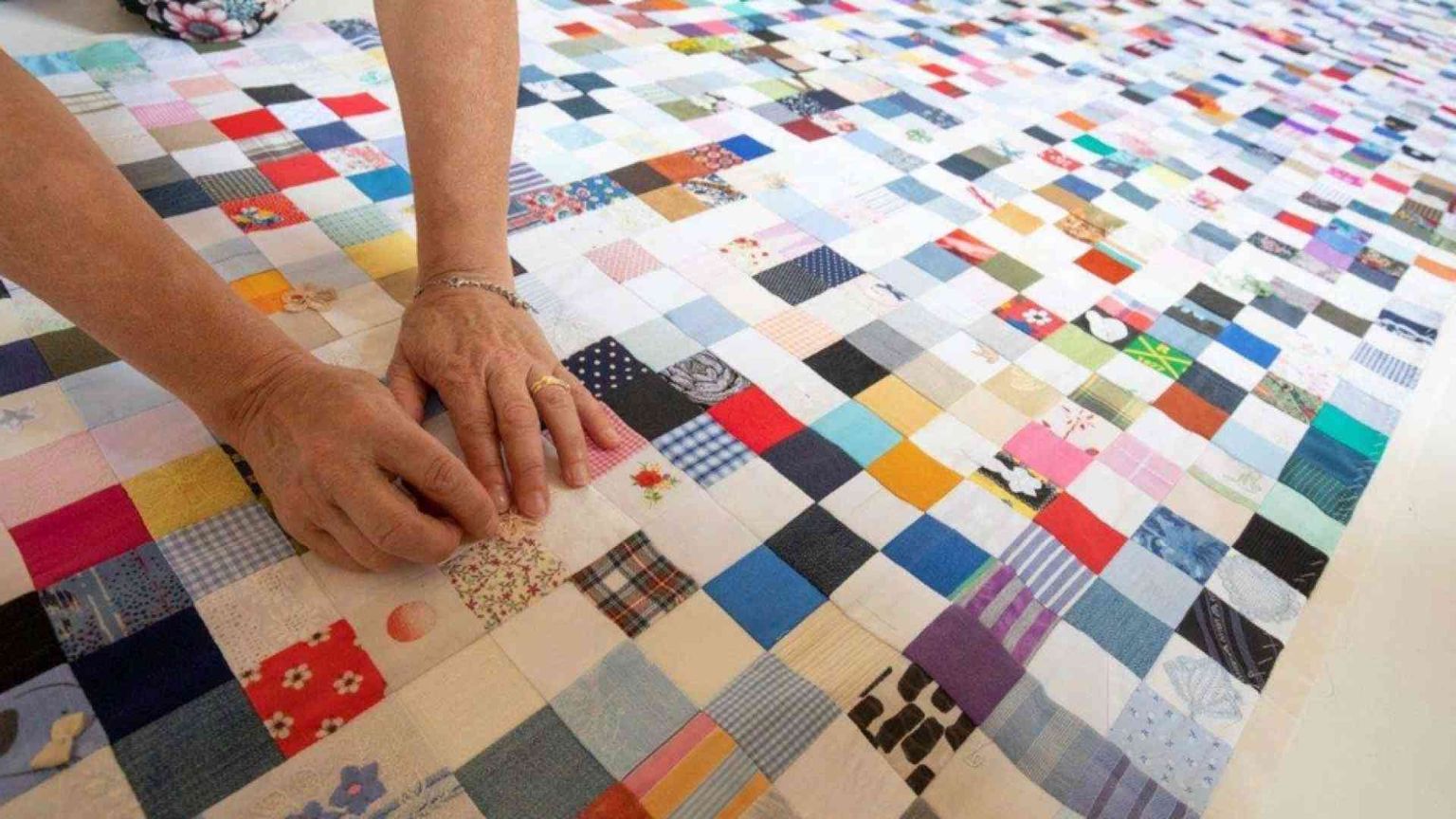 Il manto che «cuce» i fedeli alla Vergine, fatto di 15mila preghiere di stoffa