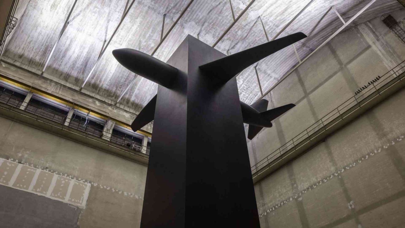 Maurizio Cattelan e il totem oscuro delle Torri Gemelle