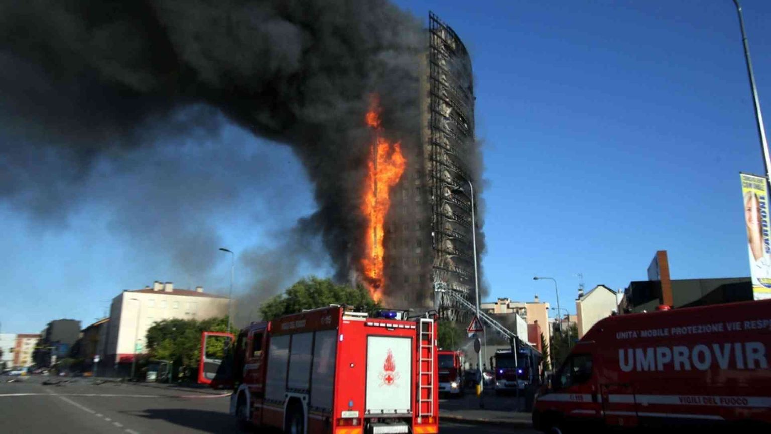 Il grattacielo a fuoco a Milano: ecco come è bruciato il rivestimento / VIDEO