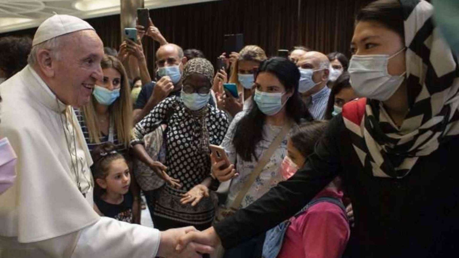 Il Papa incontra 100 senzatetto e rifugiati. Tra loro anche 20 afghani