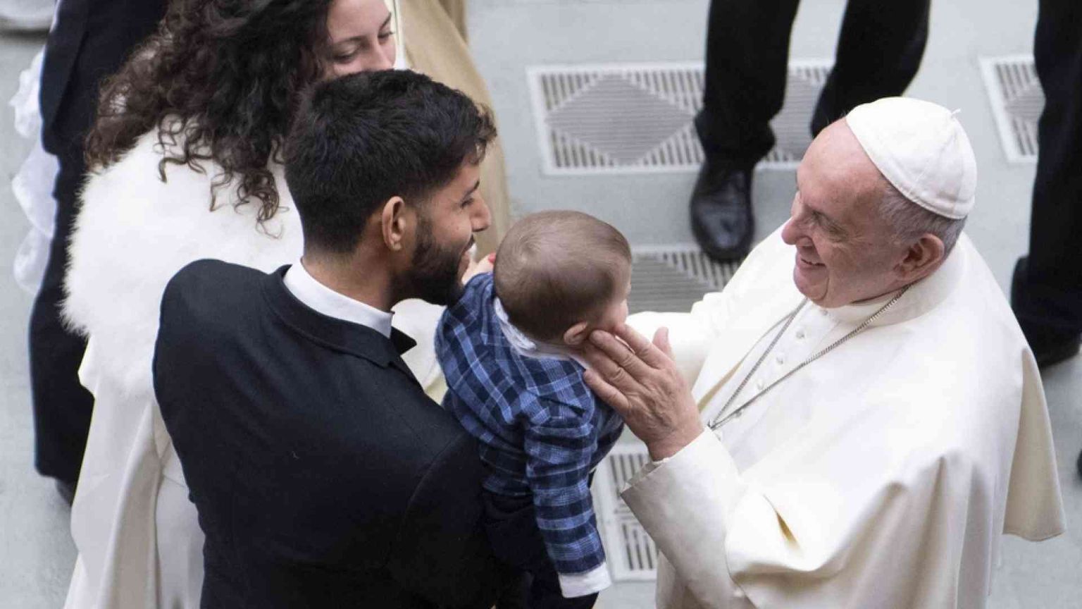 Francesco: la famiglia è forte se si apre alla vita / LA PREGHIERA