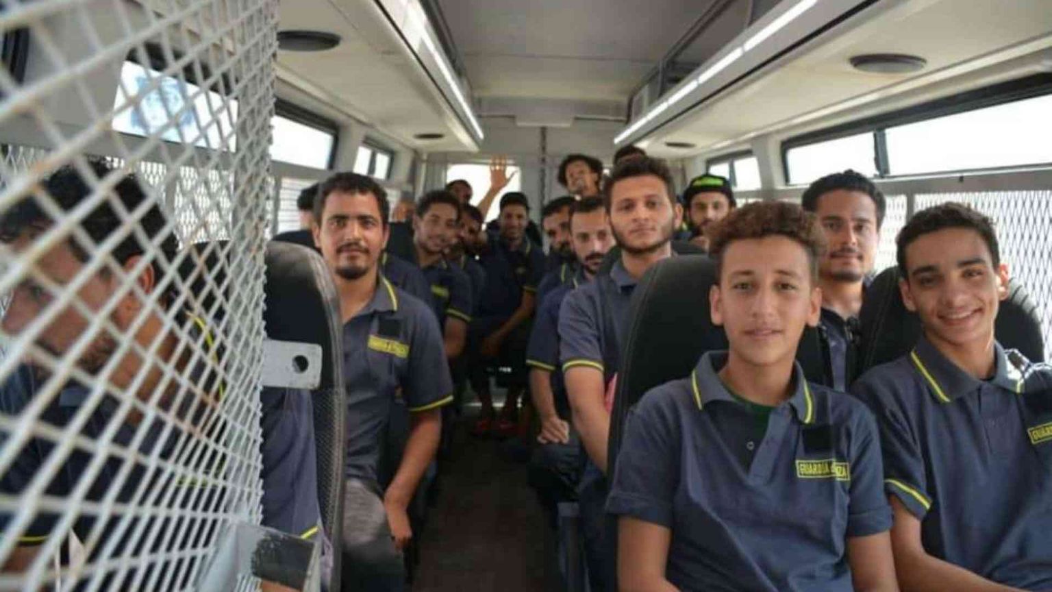 53 egiziani rimpatriati dalla Libia... con le maglie della Guardia di finanza