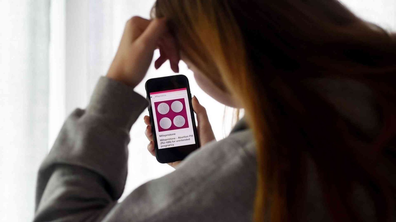 Smartphone, sfida ai genitori «Vietateli ai minori di 14 anni»