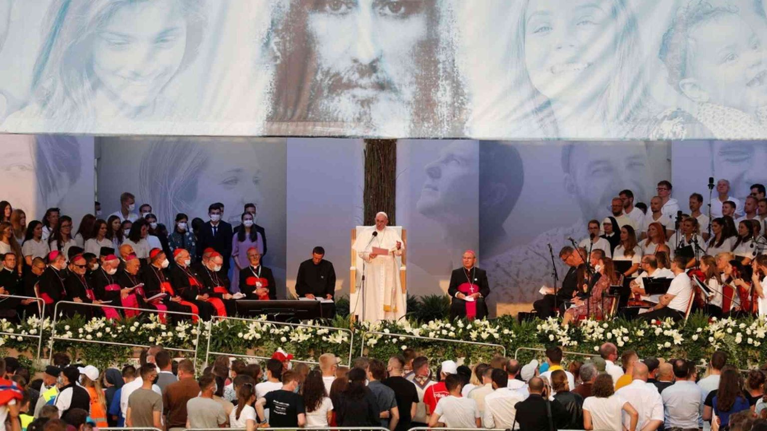 «La Croce non è simbolo politico». Ai Rom: «Chiesa è casa vostra»