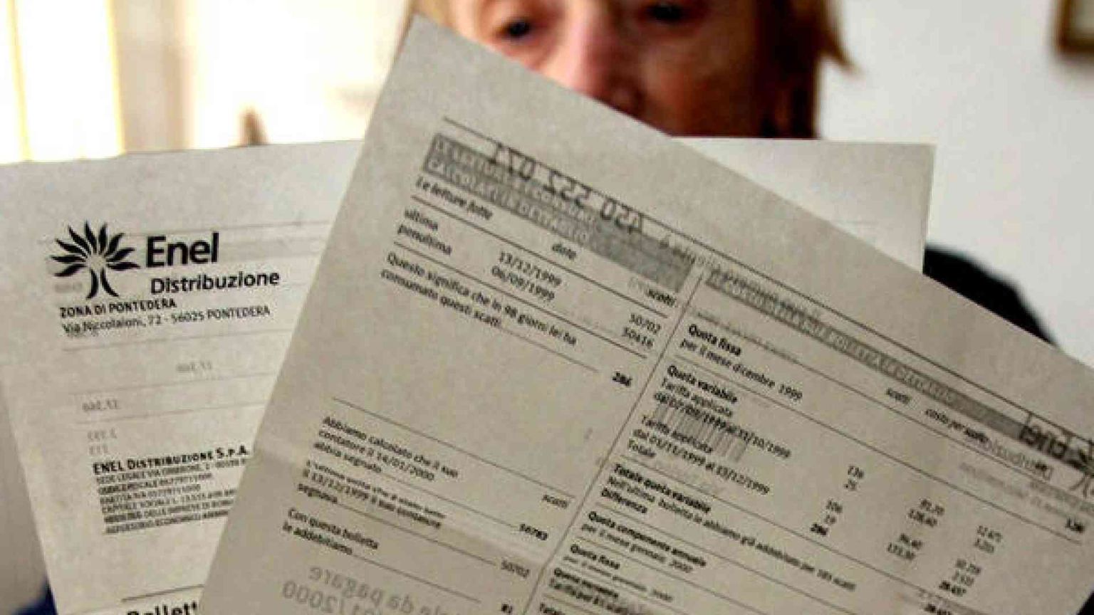 Bollette, ecco perché ci costano così tanto