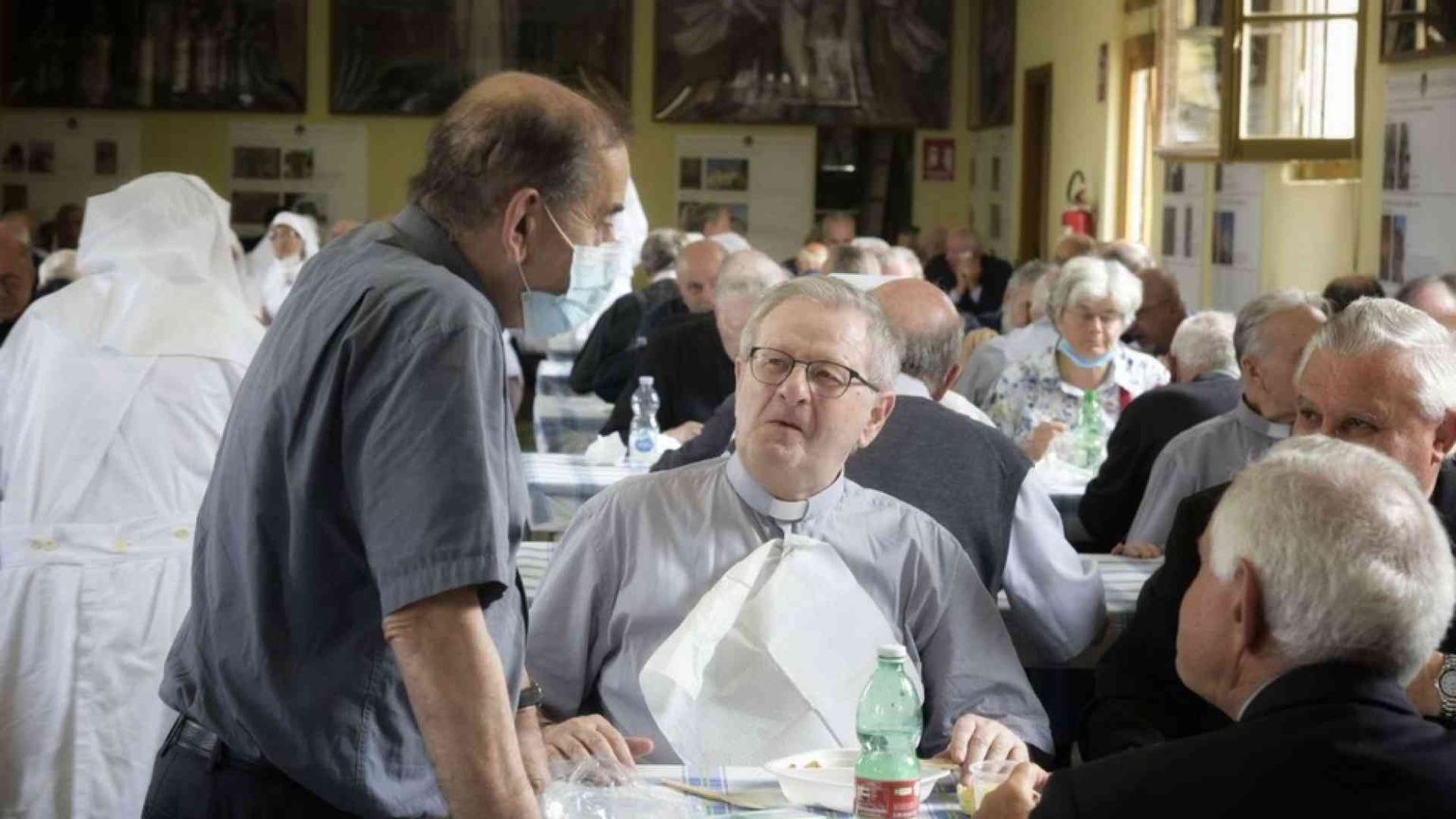 Il Papa ai preti malati: "La vecchiaia non è una malattia ma un privilegio"