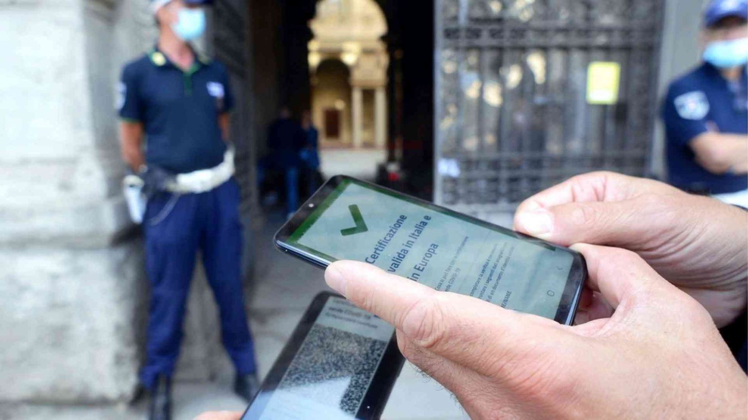 Il Green pass dà una spinta ai vaccini: aumentate le prenotazioni