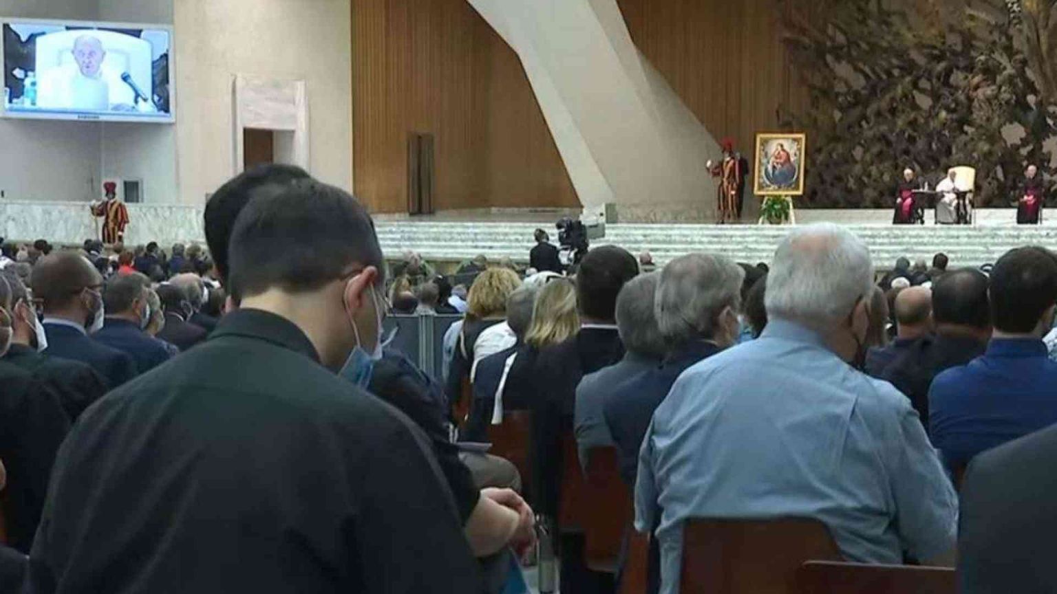 Il Papa: «La parrocchia è casa di tutti. Non è un club esclusivo»